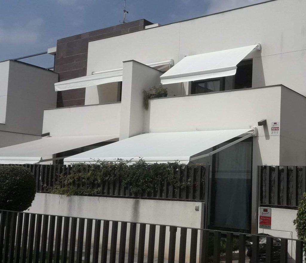 Casa moderna con toldos blancos