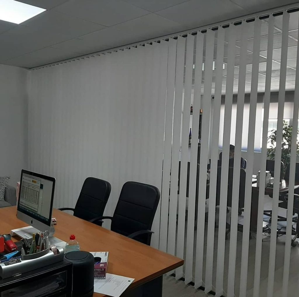 Oficina con persianas verticales