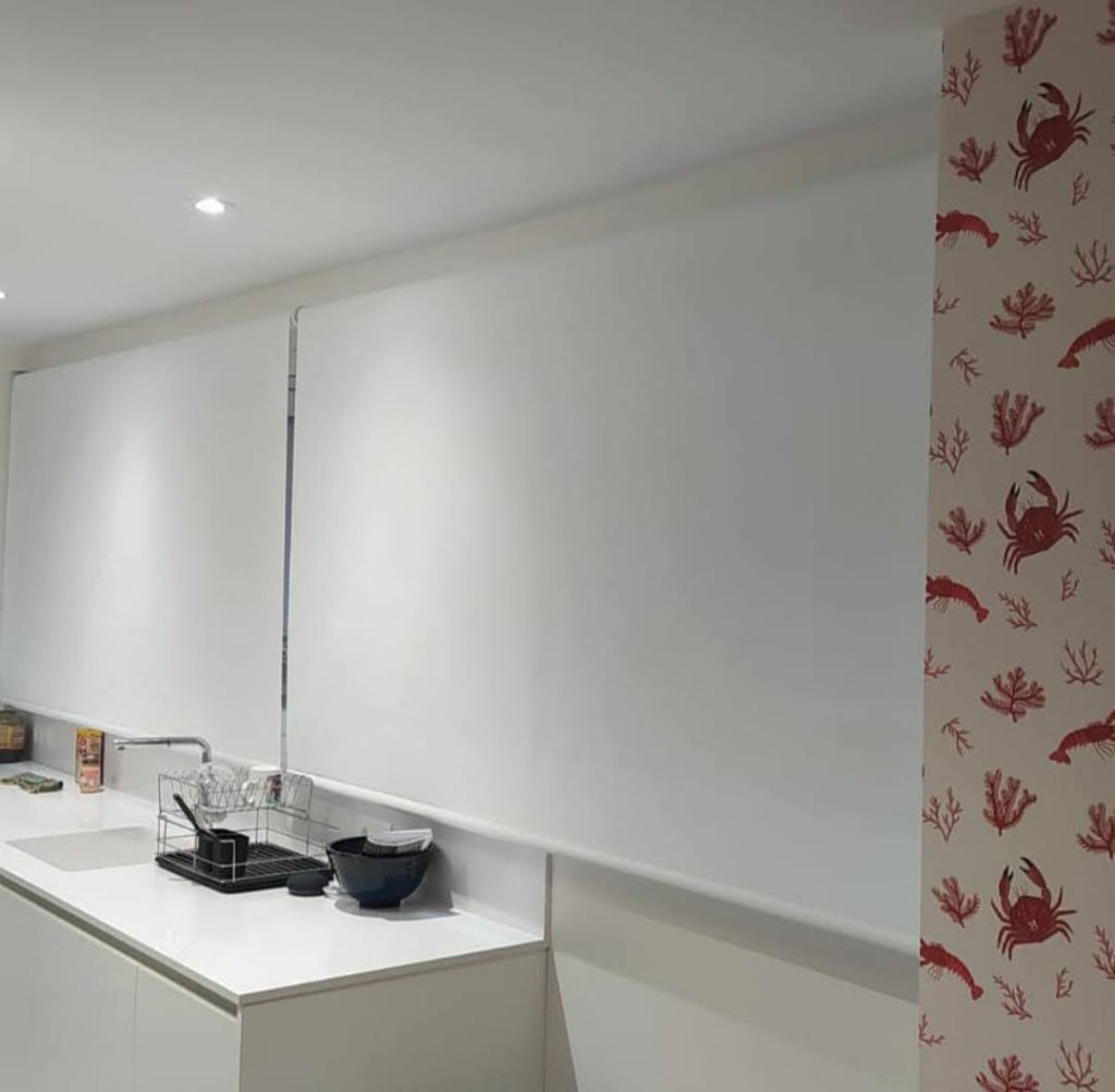 Paredes blancas y grises, raya roja