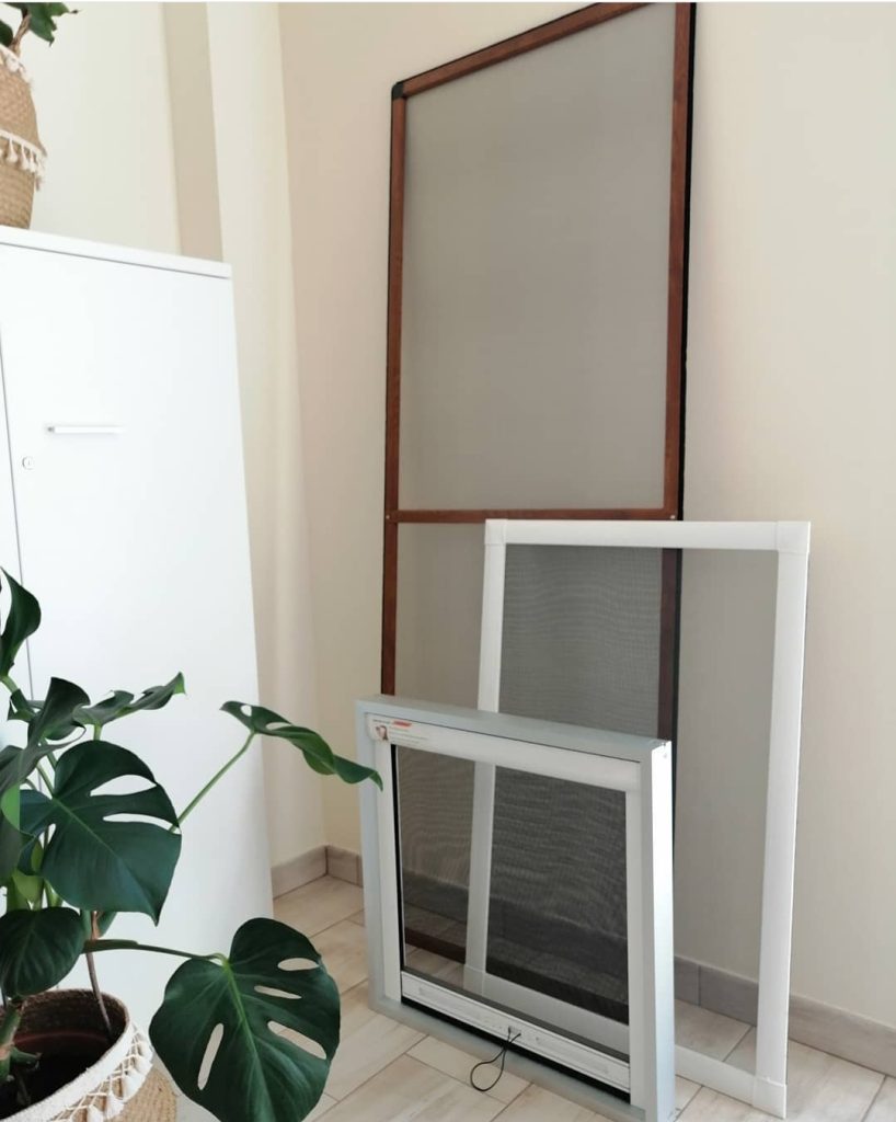 Paneles de mosquitero apilados