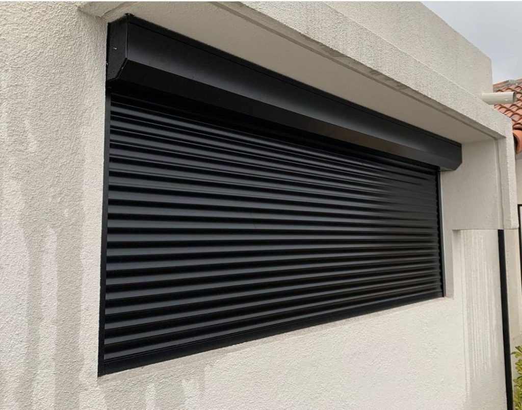 El toldo punto recto es una solución práctica y elegante para terrazas, ventanas y pequeños negocios. Su estructura permite un despliegue sencillo y estable, asegurando una sombra continua y uniforme. Es ideal para proteger del sol directo sin ocupar demasiado espacio. Además, su diseño clásico se adapta a distintos estilos de construcción.