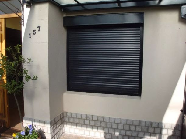 Puerta blanca en pared de ladrillo