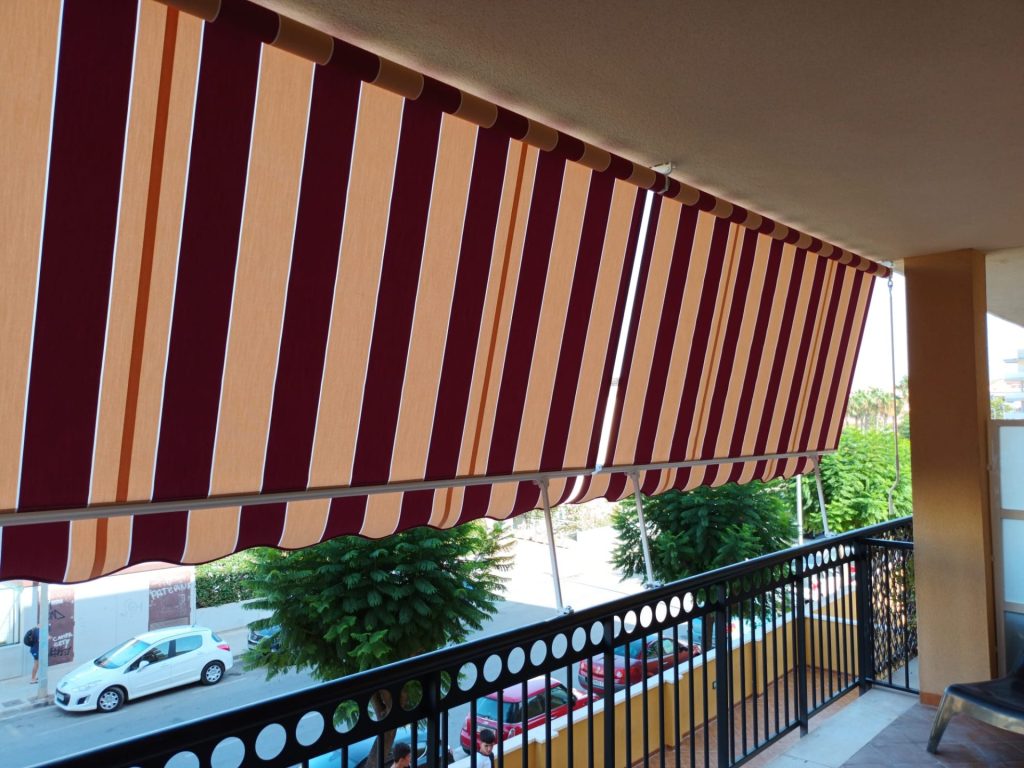 Toldo desplegado en patio exterior