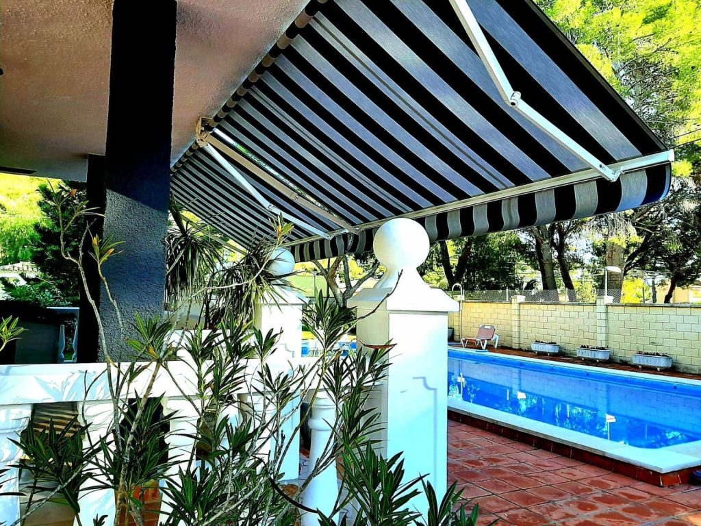 Dos toldos de rayas grises