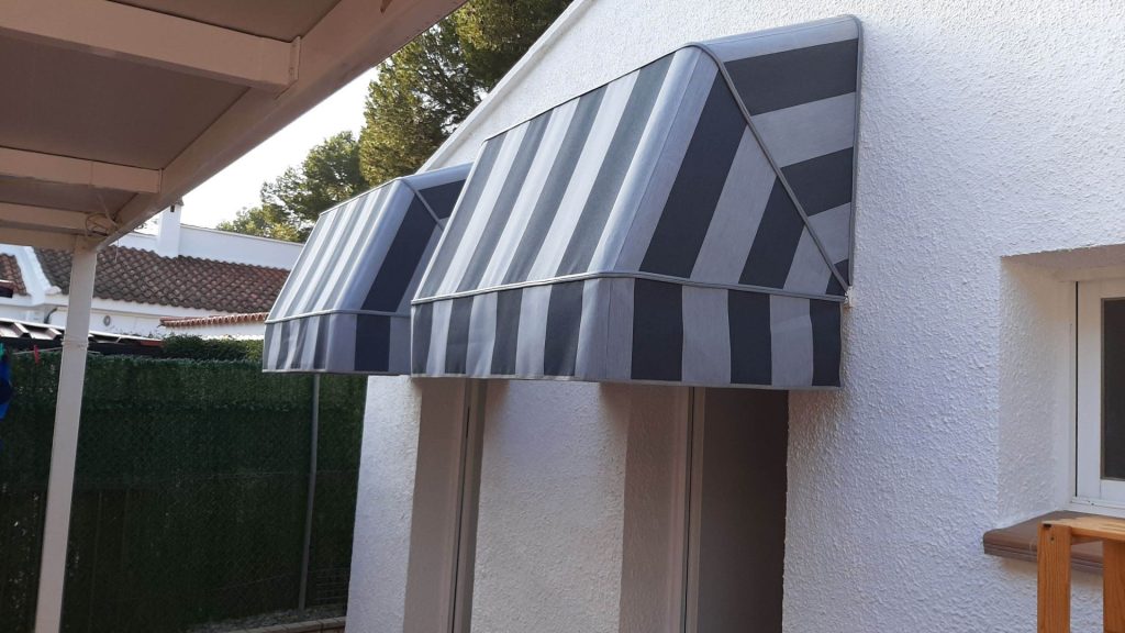 Dos toldos de rayas grises