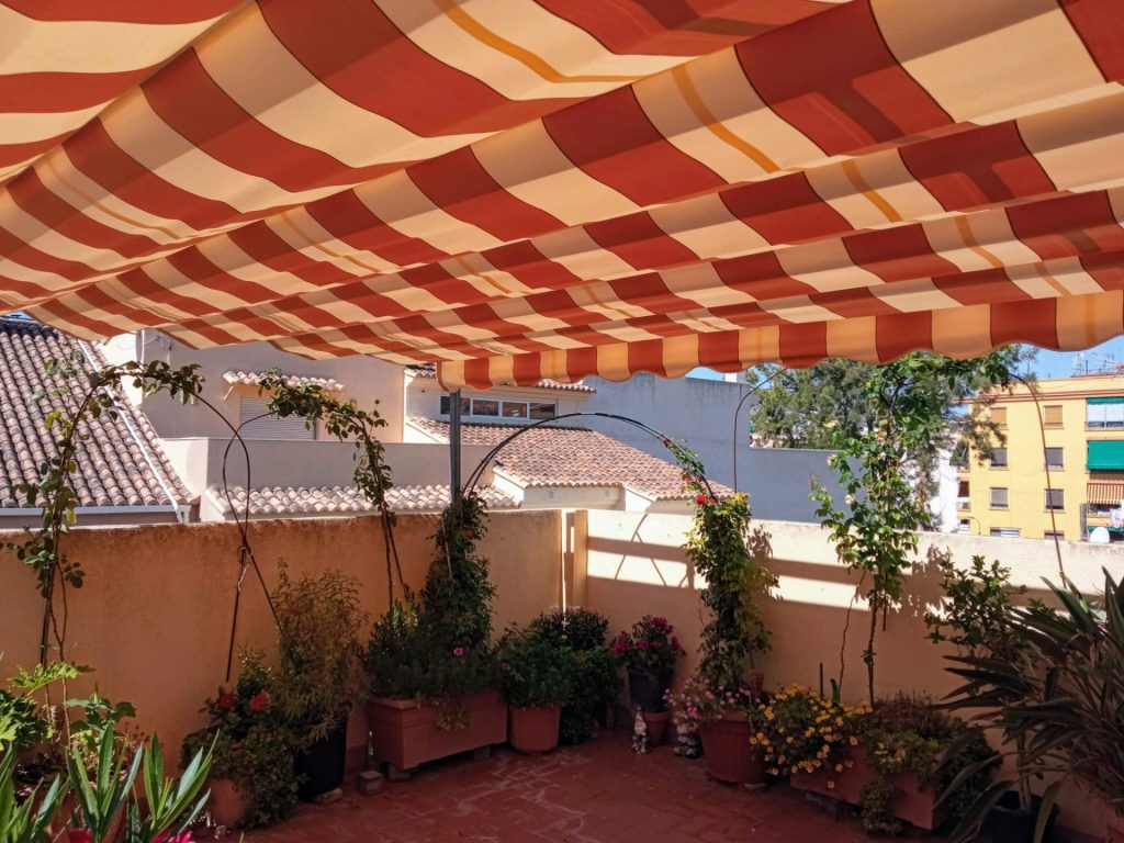 Terraza con toldo a rayas