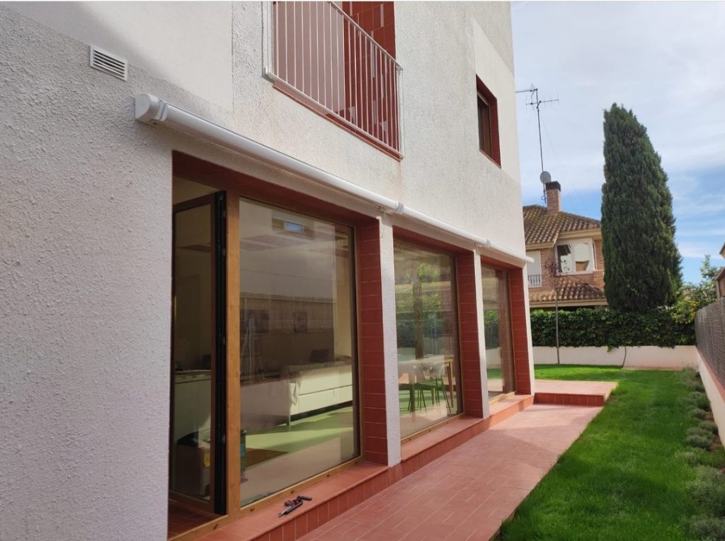 Casa moderna con jardín amplio