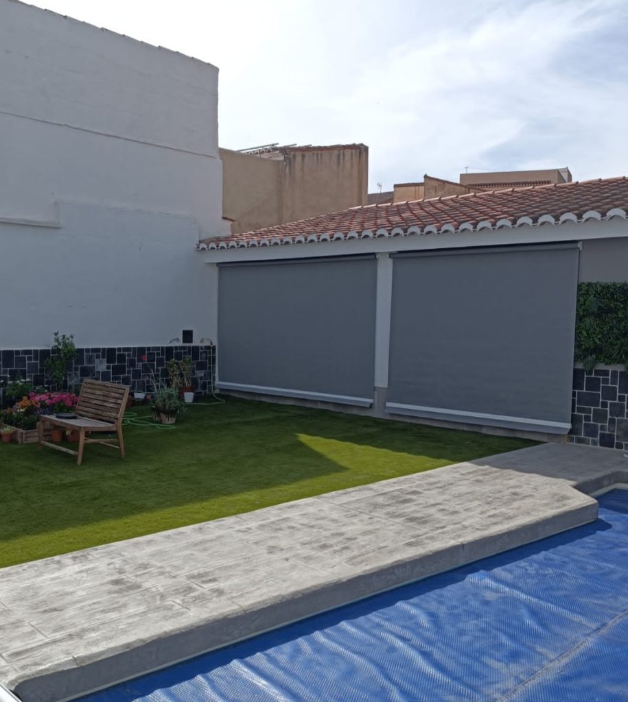 Jardín con césped y muebles